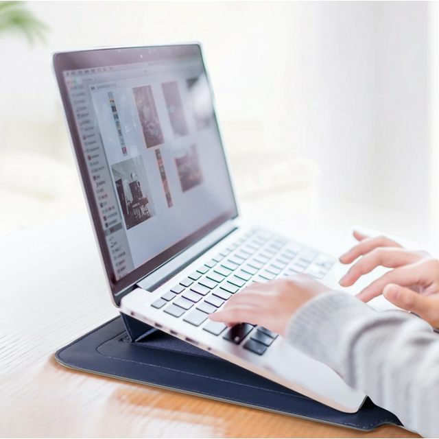 Etui Haiberd na Macbooka Pro 13/Macbooka Air 13 z podstawką