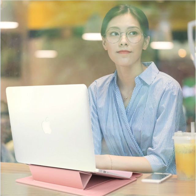 Etui Haiberd na Macbooka Pro 13/Macbooka Air 13 z podstawką